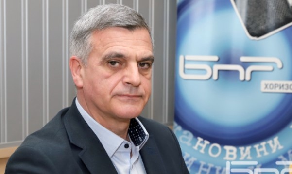 Управляващата коалиция се управлява през мобилните телефони каза бившият министър