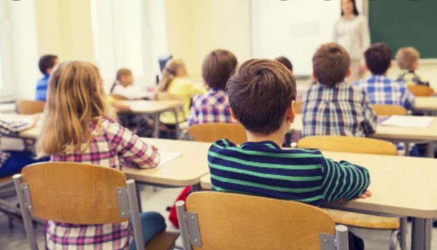 Учебната година ще завърши присъствено ако няма новаCOVID вълна увериха