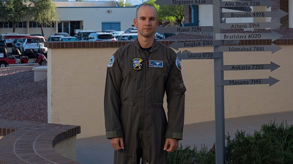 На церемония в 162 ра ескадрила на ВВС на САЩ капитан