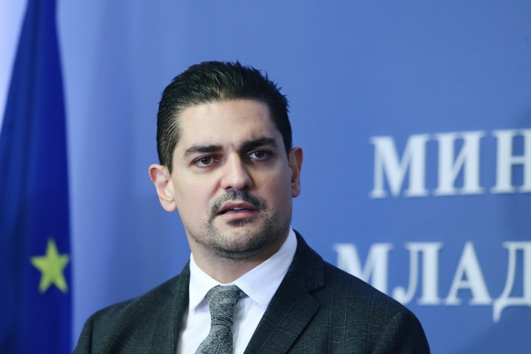 Министърът на спорта и един от най познатите лица в партията