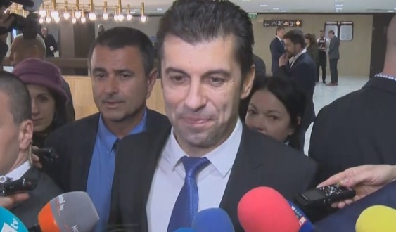 Никой не трябва да слага личната си кариера над стабилността