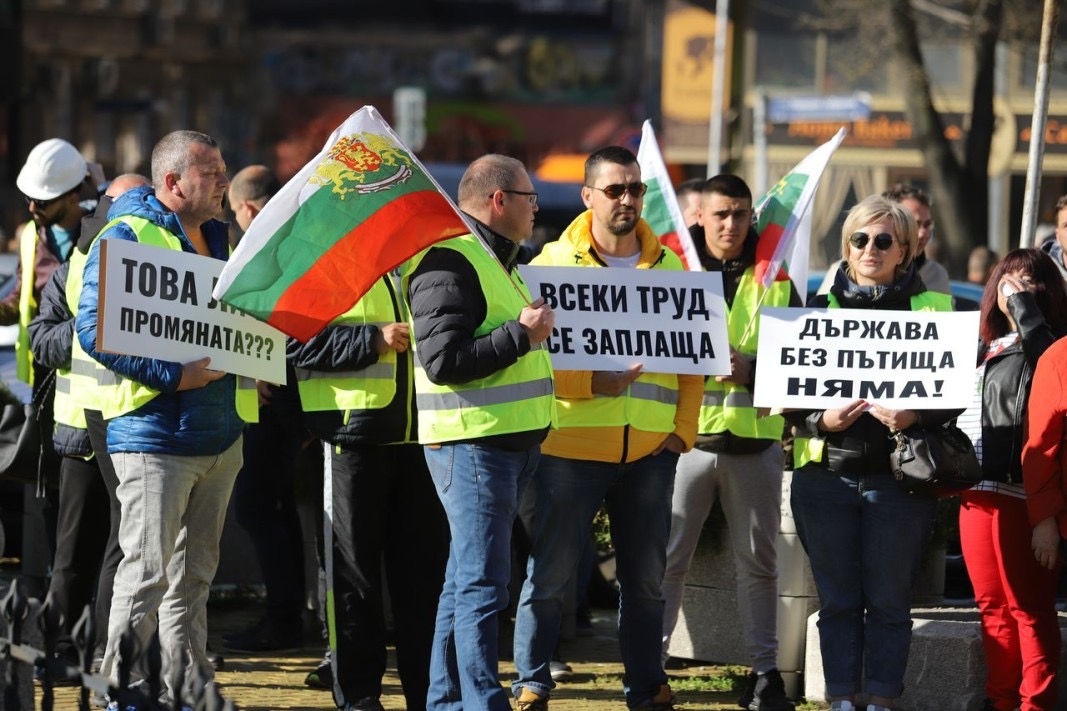 Представители на пътностроителните фирми протестират в цялата страна с искане