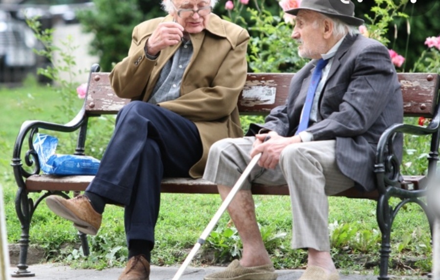 От днес се изплащат великденските добавки от 70 лева на