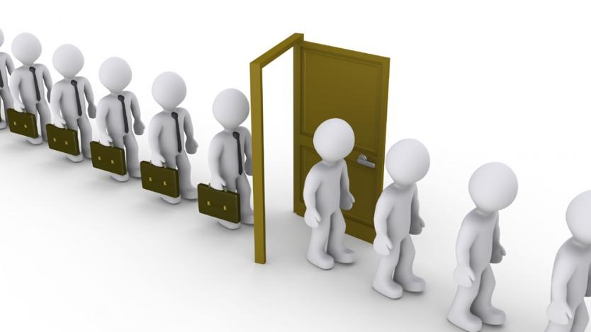 Равнището на регистрираната безработица в страната намалява като през март