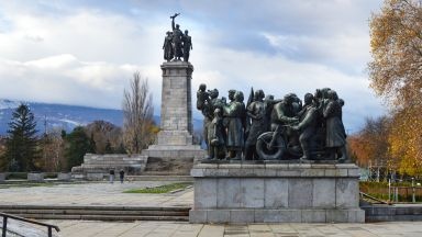 В паметника на Съветската армия в Княжеската градина в София