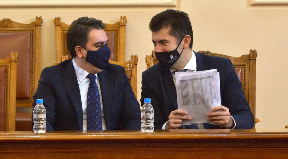 Тенденция към разколебаване в подкрепата за управляващите партии консолидация сред