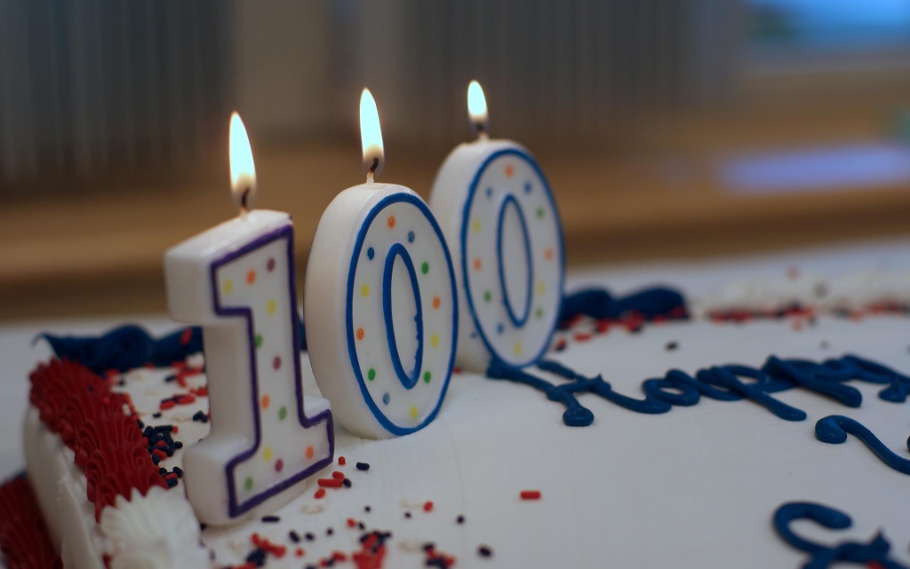 Британската любителка на мотоциклети празнува 100-ия си рожден ден и