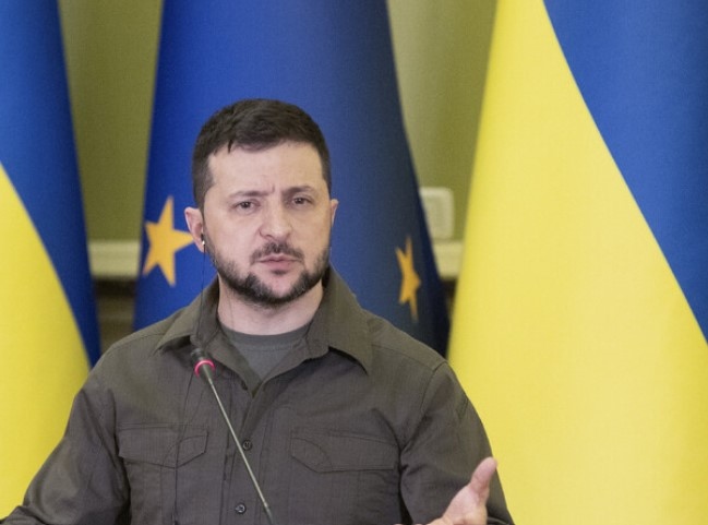 Украинският президент Володимир Зеленски предаде днес официално на представител на