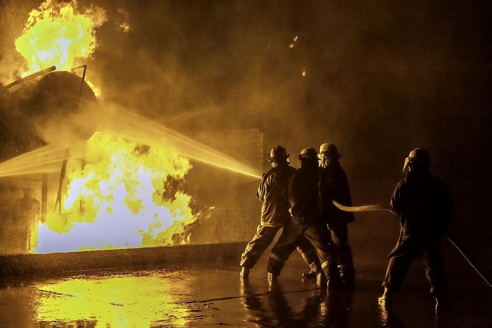 Голям пожар обхвана тази сутрин петролен склад в руския град