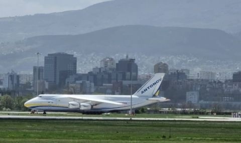 Украинският самолет Антонов Ан 124 е кацнал близо до правителствения ВИП