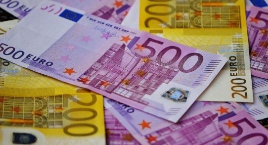 В сряда еврото поевтиня под 1,0600 долара за първи път