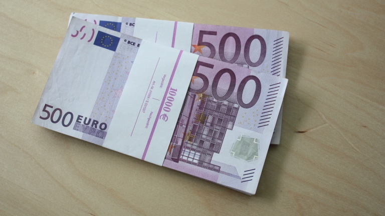 Курсът на еврото днес спадна под 1 06 долара за първи