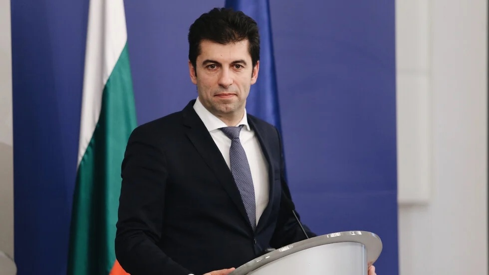 Българската делегация на управляващата коалиция начело с Кирил Петков замина