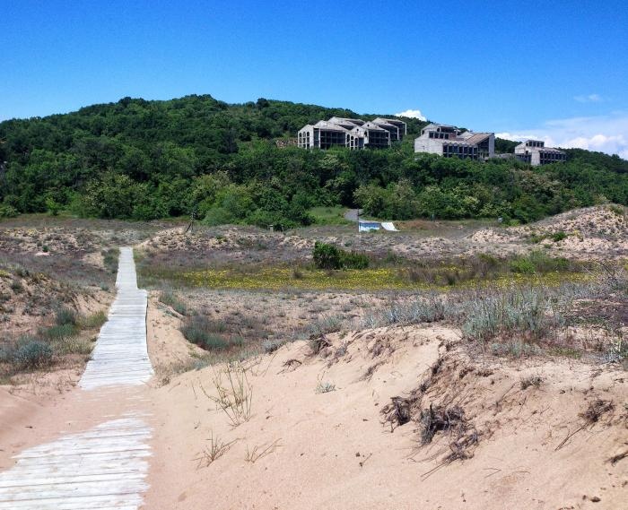 Появата на нов голям курортен комплекс край защитения плаж Аркутино