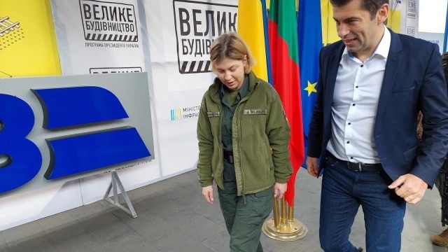 Видеокадри от пътуването на българската делегация начело с премиера Кирил