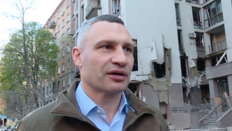 Можете ли да си представите някой да унищожава сгради в