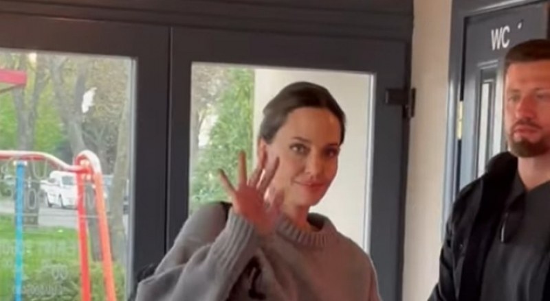 Филмовата звезда Анджелина Джоли изживява солидарно с жителите на Лвов