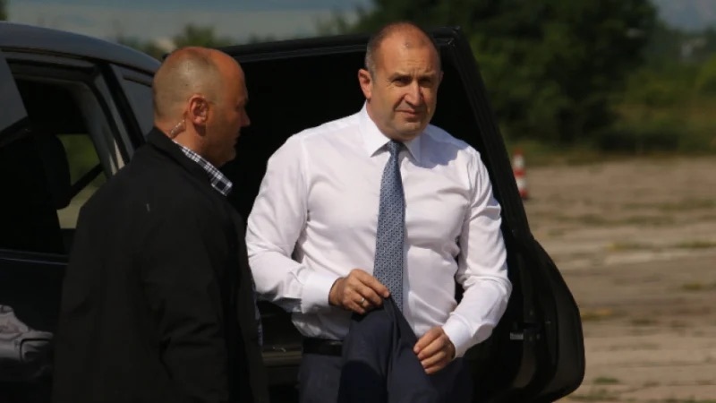 Двама служители на Националната служба за охрана НСО са с