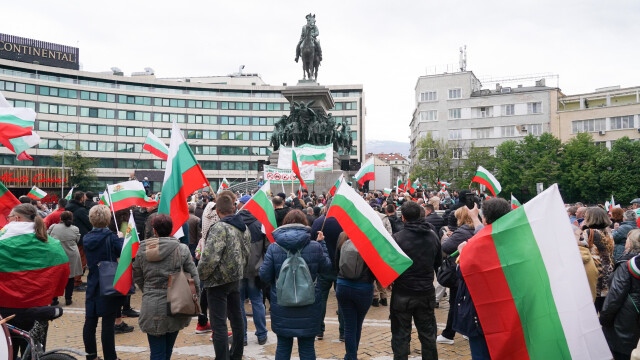 Докато депутатите решават да изпрати ли България оръжия за Киев