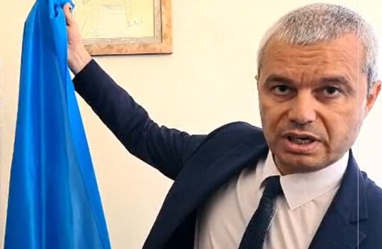 Членове на партия Възраждане свалиха знамето на Украйна от сградата