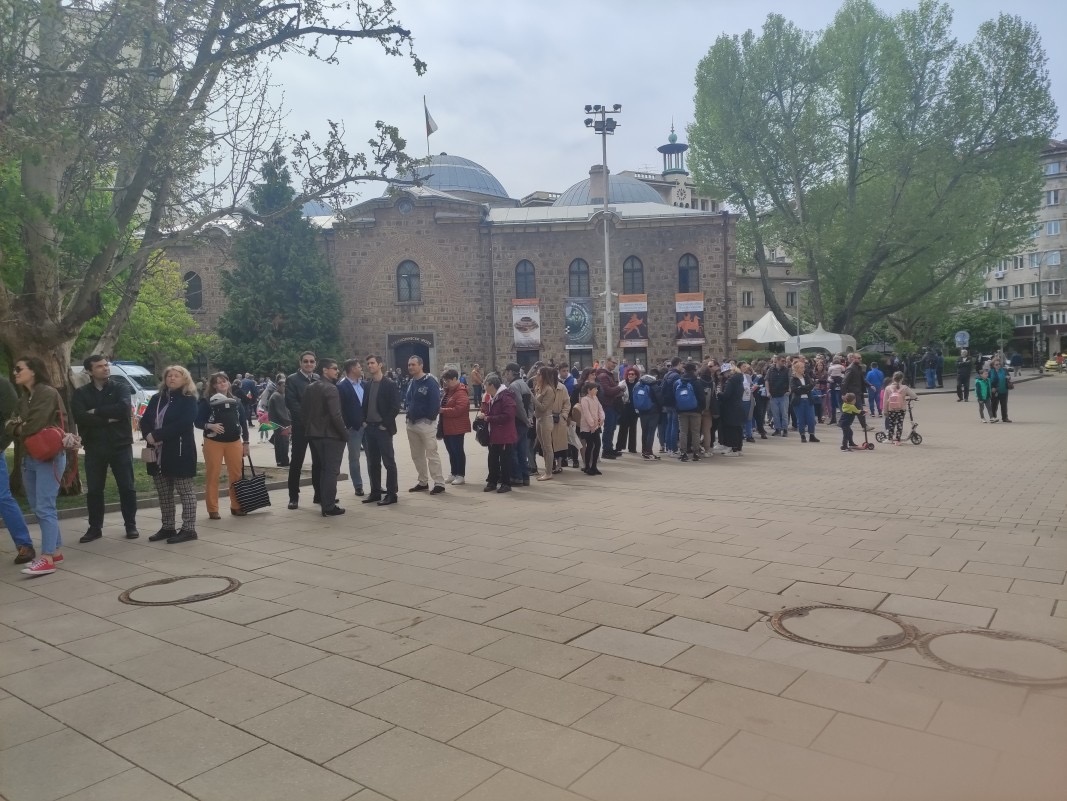 Дълга опашка пред президентството за Деня на отворените врати на