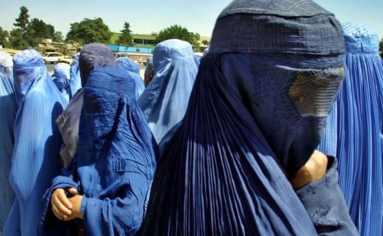 Талибаните в Афганистан наредиха на всички жени да ходят с