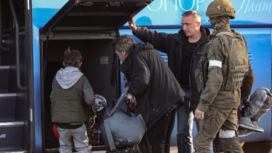 Всички жени деца и възрастни които седмици наред се криеха