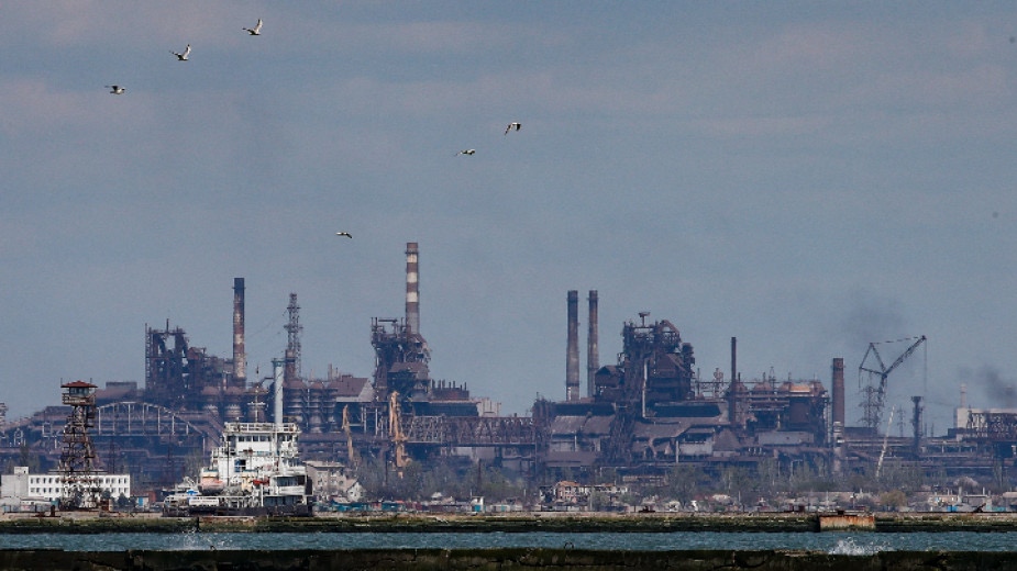 Русия продължава с интензивния обстрел на завода Азовстал в Мариупол