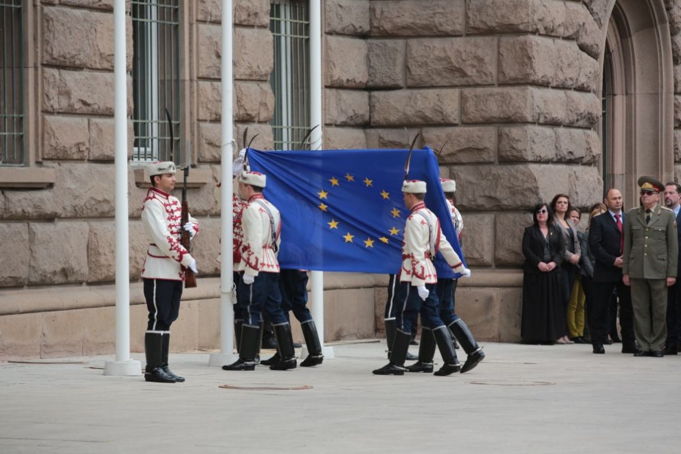 На тържествена церемония пред сградата на Президентството бе издигнато знамето