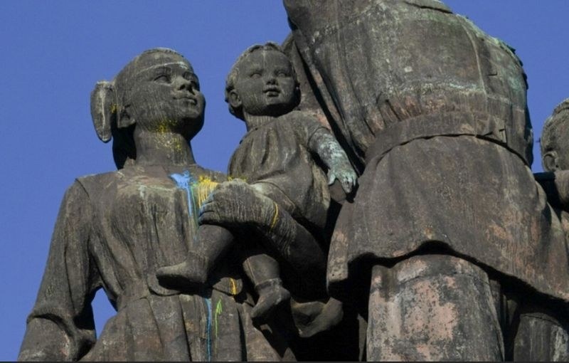 Навръх 9 май Паметникът на съветската армия осъмна боядисан а