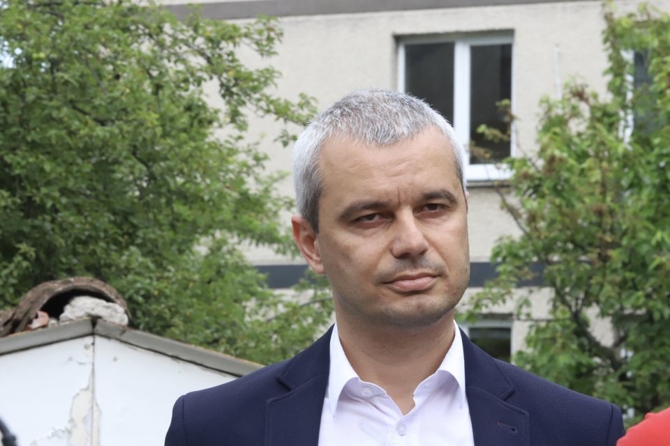Парламентарната група на Възраждане критикува посещението на премиера Кирил Петков