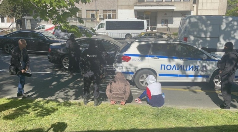 Специализирана полицейска акция в центъра на Бургас Двама души бяха изведени