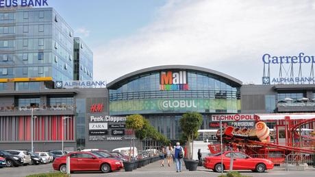 Пожар гори в мола на Цариградско шосе в София съобщава