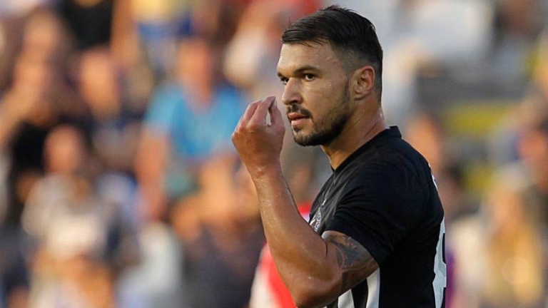 Колоритният футболист Валери Божинов заби майка с дете пише Телеграф