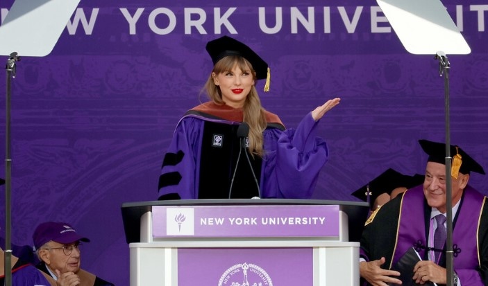 Певицата и текстописец Тейлър Суифт бе удостоена с почетна докторска