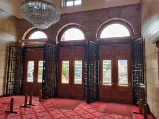 Металните решетки поставени на парадния вход на Народното събрание ще