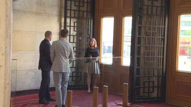 Демонтираме решетките от външните врати на парламента днес Това обяви