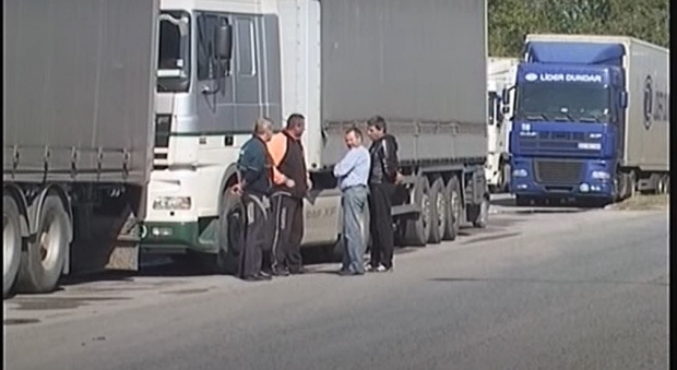 Стотици товарни автомобили са се струпали на турския ГКПП „Хамзабейли“