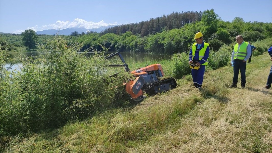 Вицепремиерът и министър на икономиката Корнелия Нинова посети язовира на