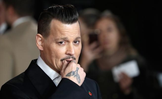 Холивудската звезда Джони Деп който очаква решение по делото за