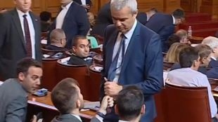 Депутатът от Продължаваме промяната Искрен Митев предизвика скандал и спречкване