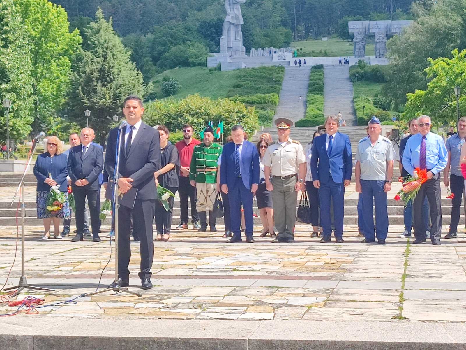 Министърът на спорта Радостин Василев се включи днес във възпоменателното