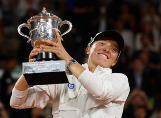 Водачката в световната ранглиста по тенис Ига Швьонтек спечели за