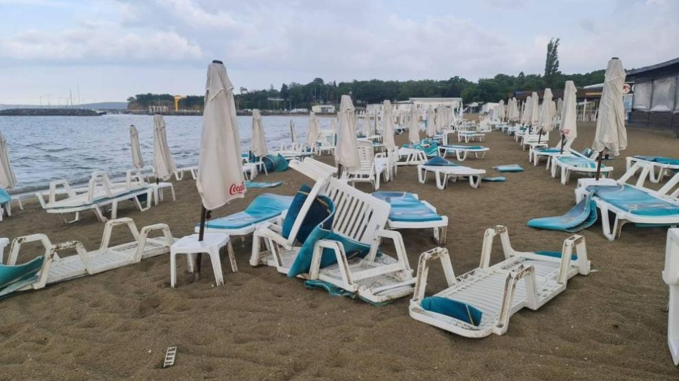 Мощна буря удари Южното Черноморие този следобед Вятър и пороен