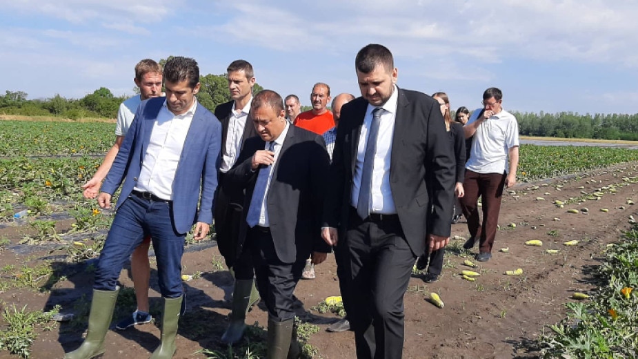 До месец се очаква да бъдат изплатени компенсациите на земеделските