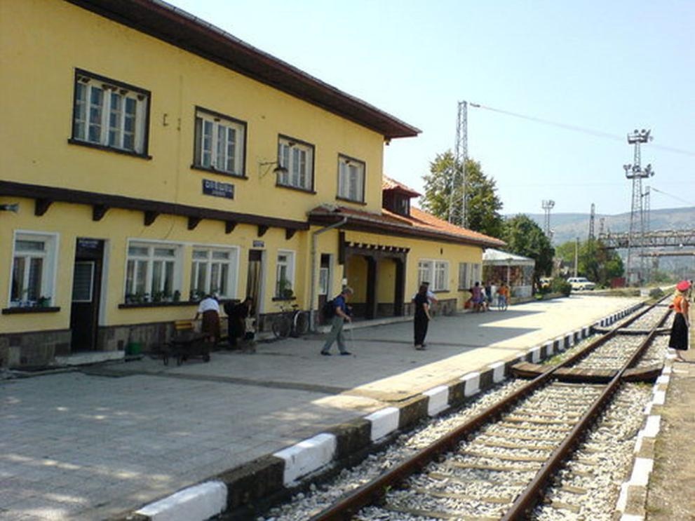 Трима души са загинали в катастрофа между влак и и