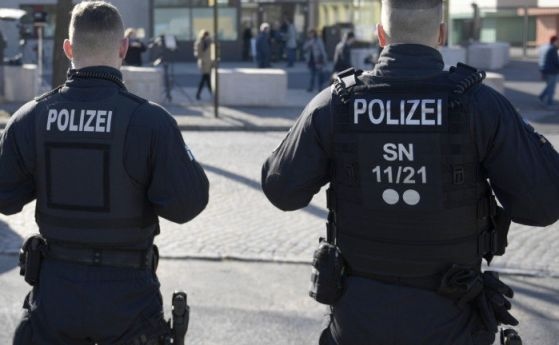 Автомобил се вряза в магазин на оживената търговска улица Курфюрстендам