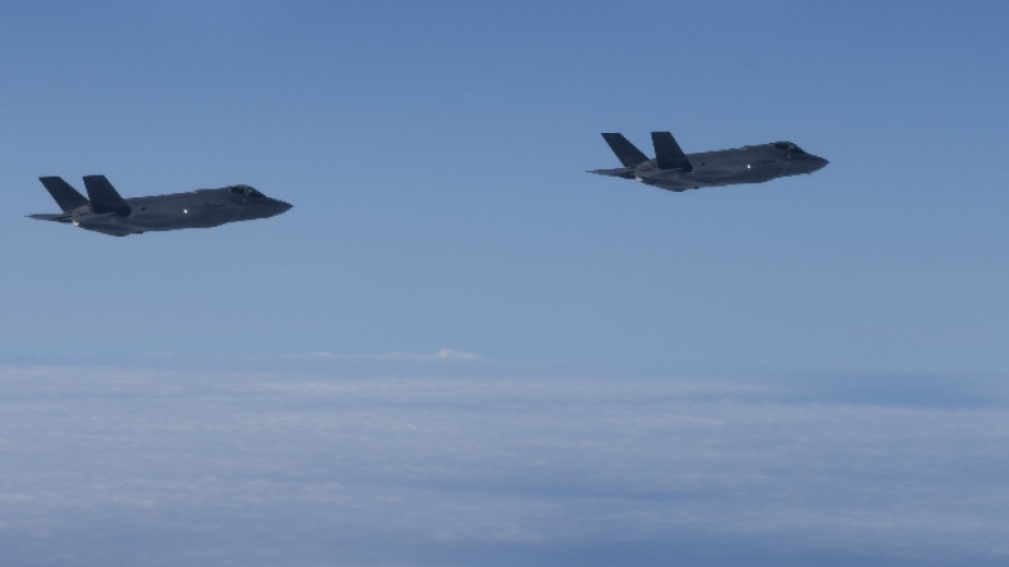 Малък двумоторен самолет Beechcraft с двама души на борда е