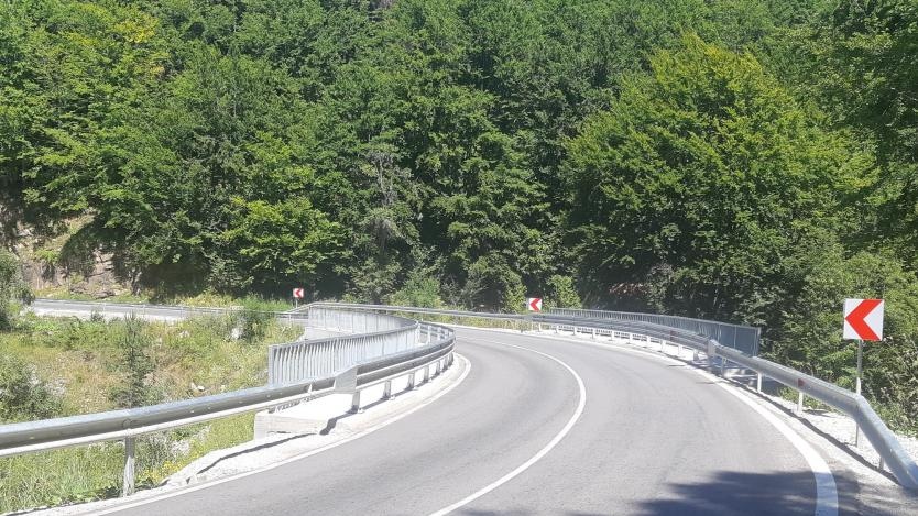 Проходът Петрохан е затворен заради паднали камъни съобщава БТВ На 59 и