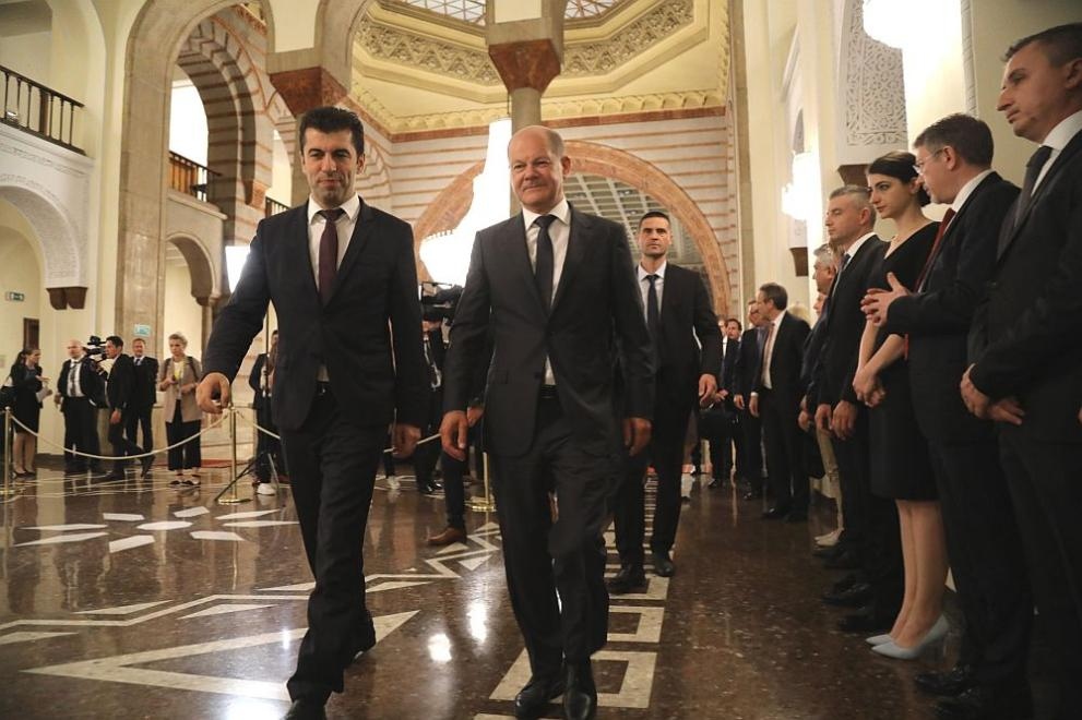 Настоятелно подкрепям започването на преговори с Албания и Република Северна